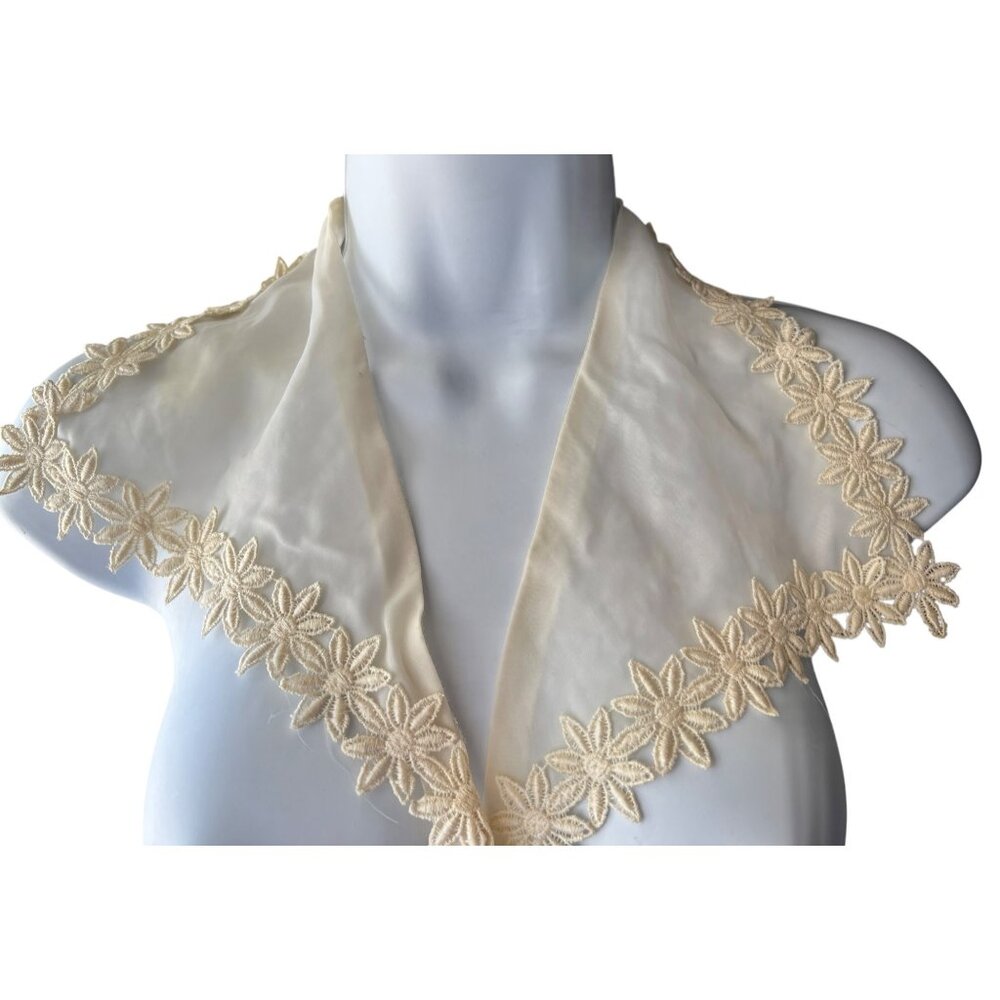 Vintage 1960s Handcrafted Daisy Collar Cream Nylon With Floral Lace Edge